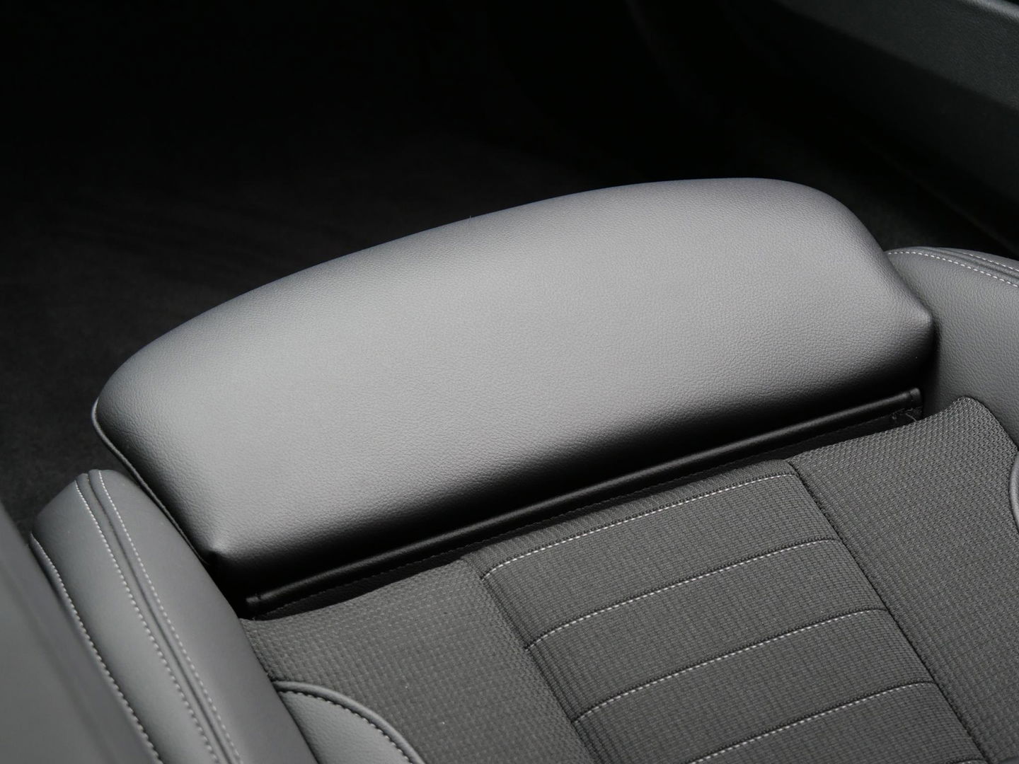 BMW 3-serie 318i/ CARPLAY/ LIVE COCKPIT/ SHADOW LINE/ 19INCH VELGEN/ SPORTSTOELEN