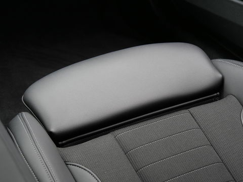BMW 3-serie 318i/ CARPLAY/ LIVE COCKPIT/ SHADOW LINE/ 19INCH VELGEN/ SPORTSTOELEN