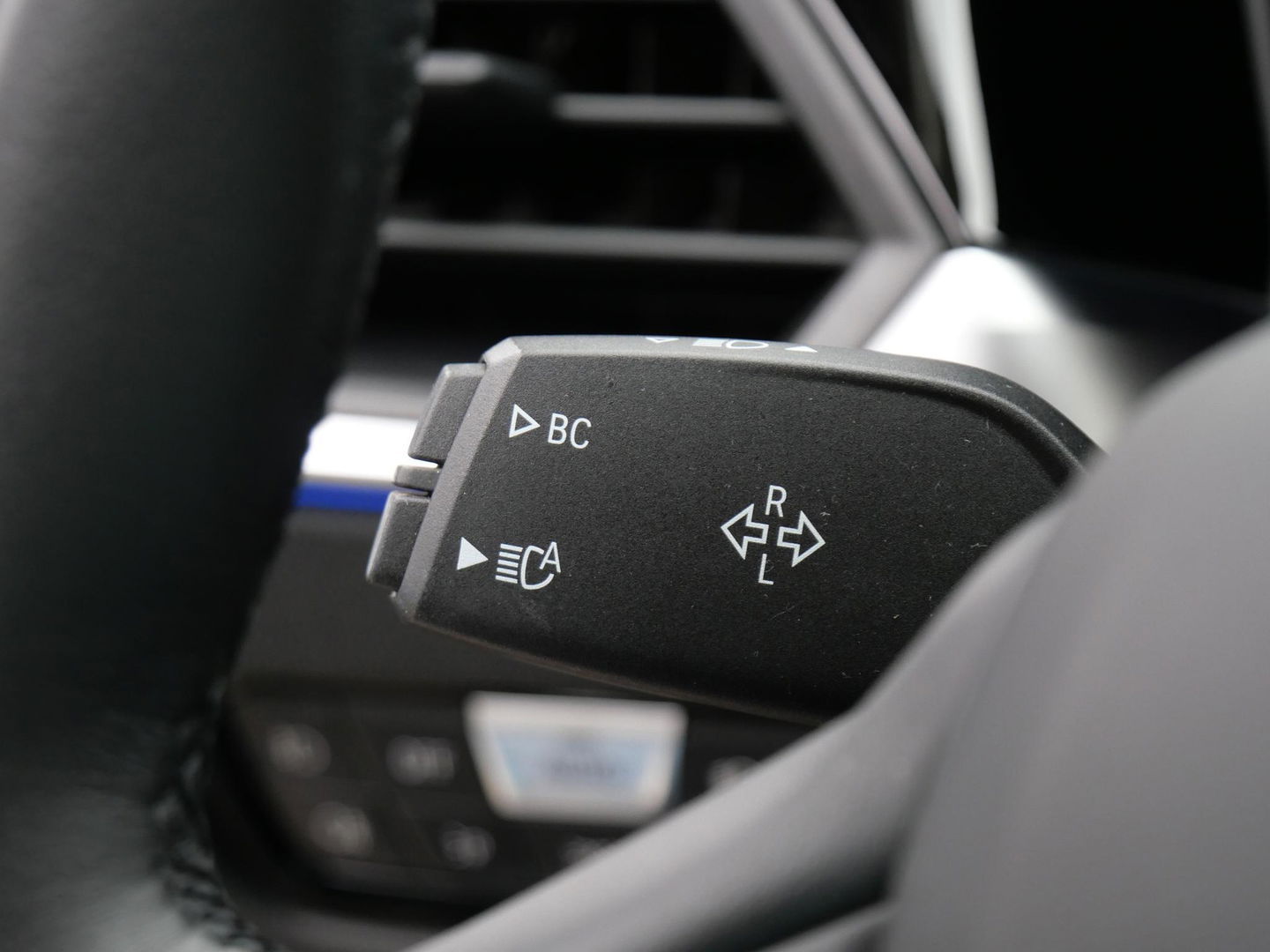 BMW 3-serie 318i/ CARPLAY/ LIVE COCKPIT/ SHADOW LINE/ 19INCH VELGEN/ SPORTSTOELEN
