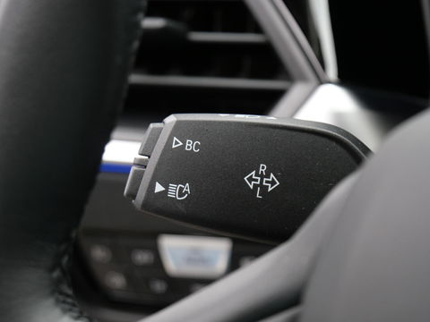 BMW 3-serie 318i/ CARPLAY/ LIVE COCKPIT/ SHADOW LINE/ 19INCH VELGEN/ SPORTSTOELEN