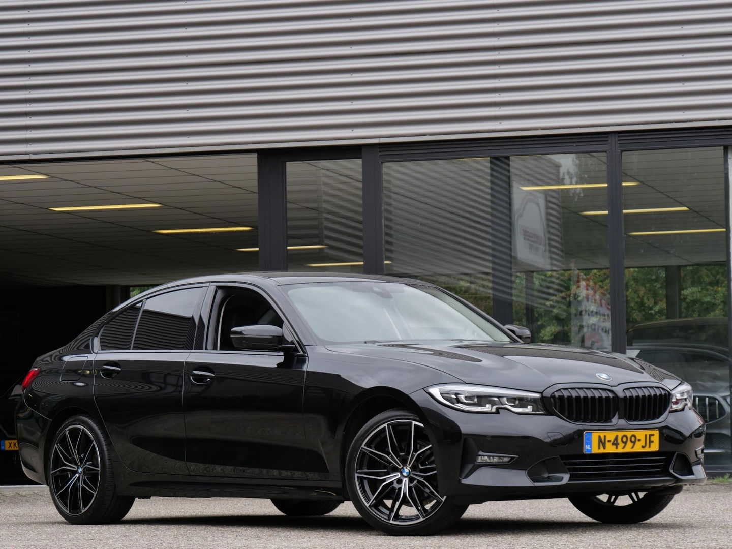 BMW 3-serie 318i/ CARPLAY/ LIVE COCKPIT/ SHADOW LINE/ 19INCH VELGEN/ SPORTSTOELEN