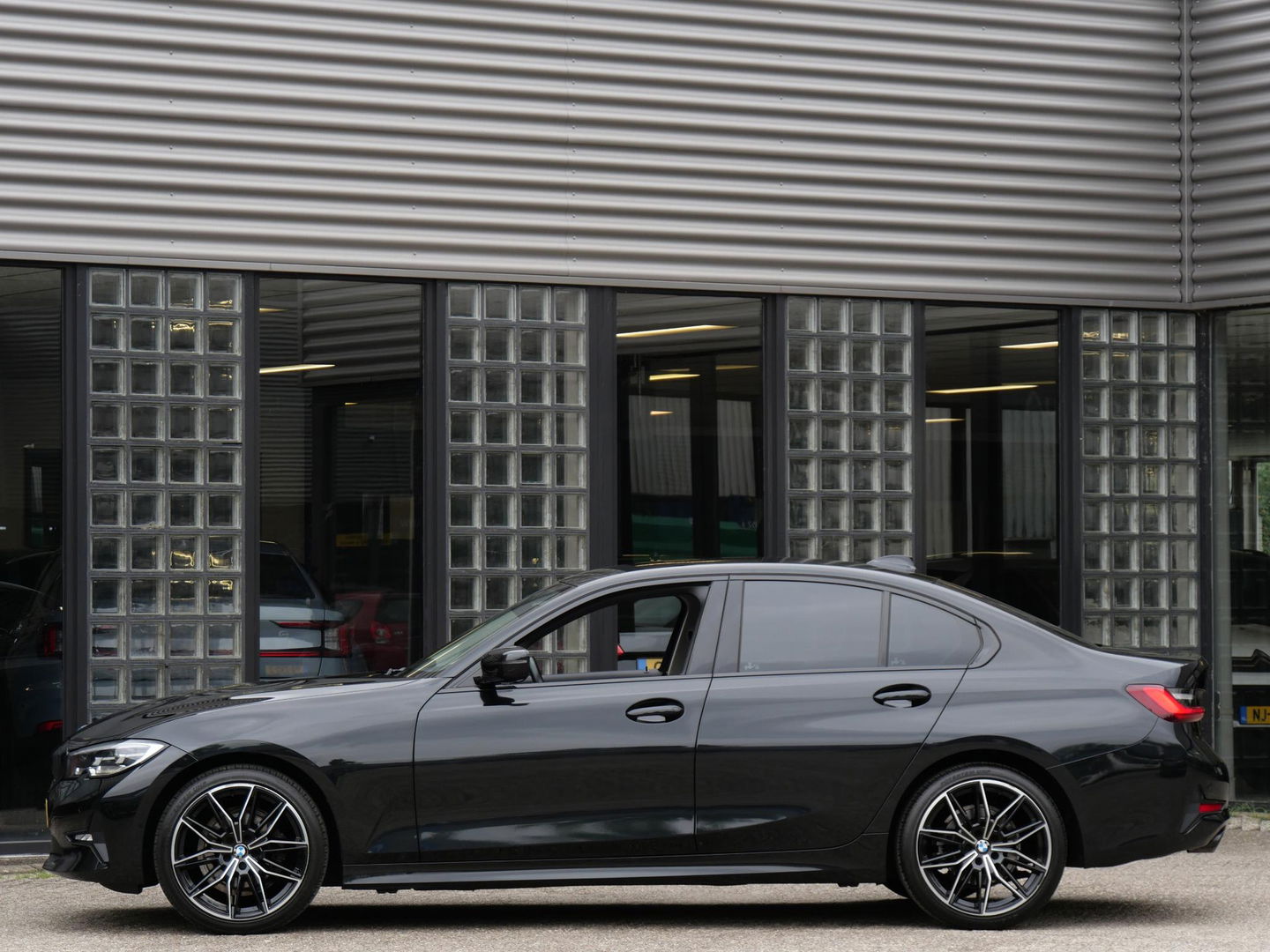 BMW 3-serie 318i/ CARPLAY/ LIVE COCKPIT/ SHADOW LINE/ 19INCH VELGEN/ SPORTSTOELEN