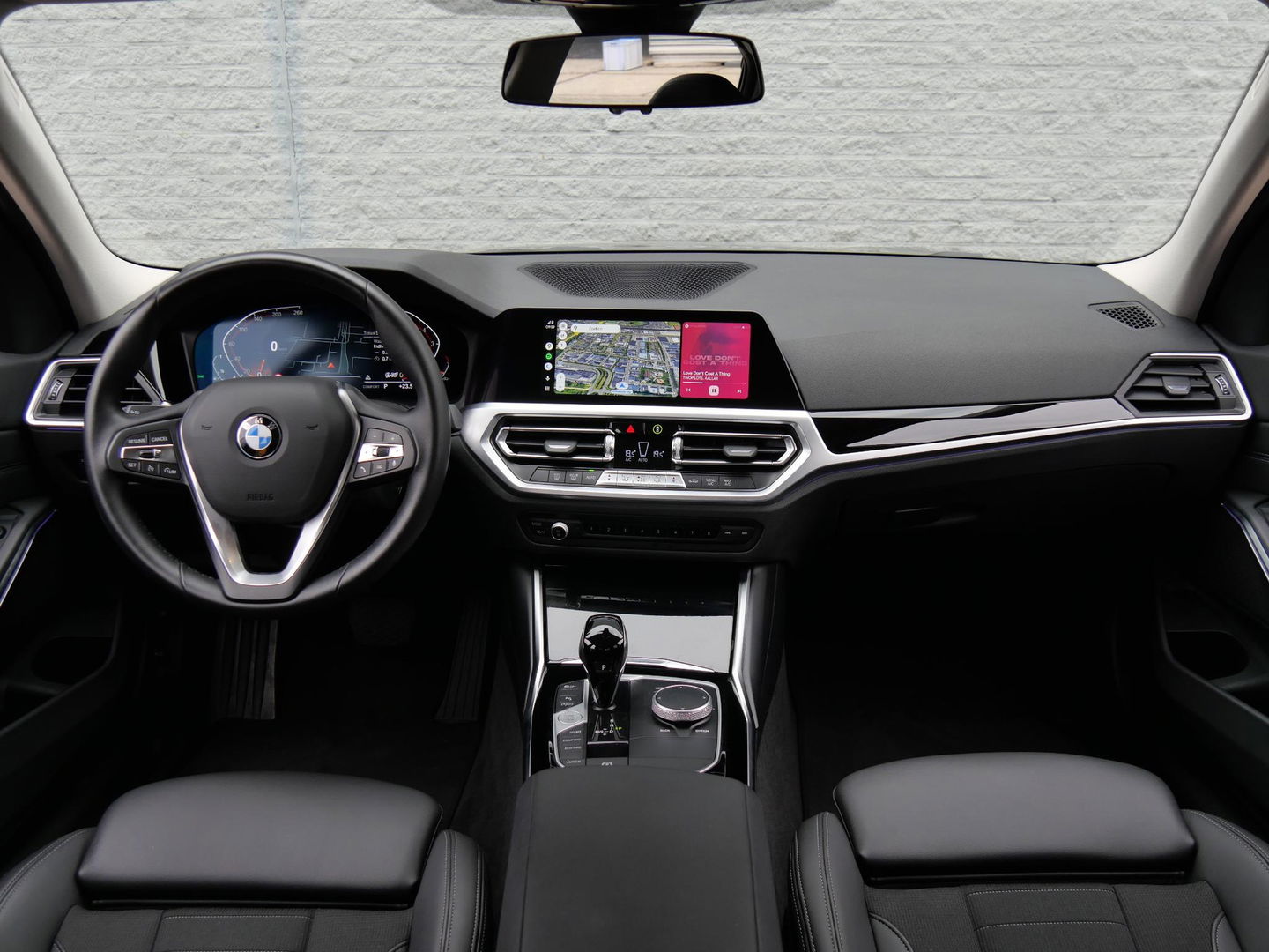 BMW 3-serie 318i/ CARPLAY/ LIVE COCKPIT/ SHADOW LINE/ 19INCH VELGEN/ SPORTSTOELEN