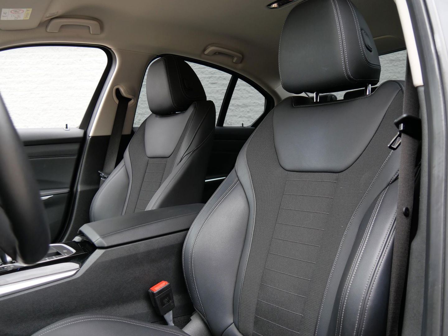 BMW 3-serie 318i/ CARPLAY/ LIVE COCKPIT/ SHADOW LINE/ 19INCH VELGEN/ SPORTSTOELEN