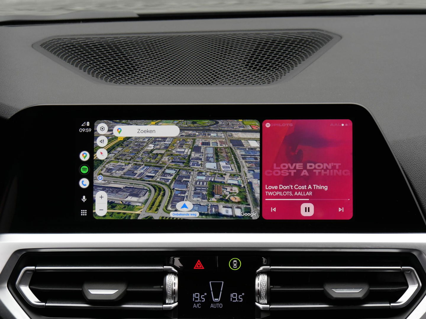 BMW 3-serie 318i/ CARPLAY/ LIVE COCKPIT/ SHADOW LINE/ 19INCH VELGEN/ SPORTSTOELEN