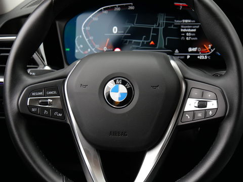 BMW 3-serie 318i/ CARPLAY/ LIVE COCKPIT/ SHADOW LINE/ 19INCH VELGEN/ SPORTSTOELEN