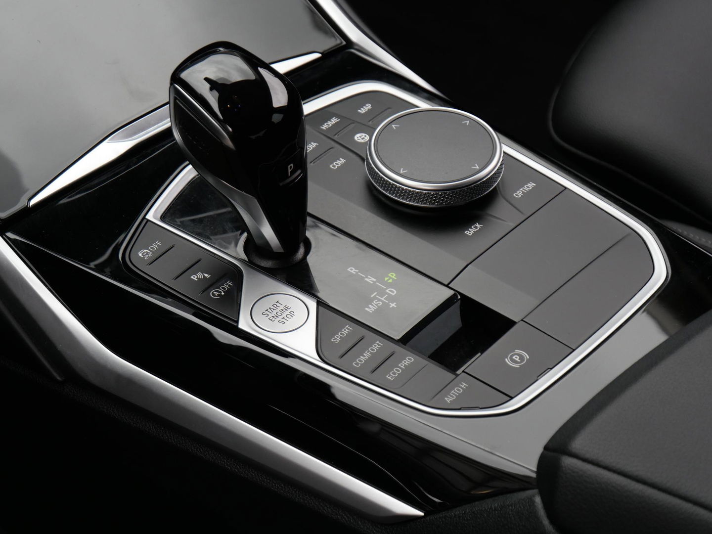 BMW 3-serie 318i/ CARPLAY/ LIVE COCKPIT/ SHADOW LINE/ 19INCH VELGEN/ SPORTSTOELEN