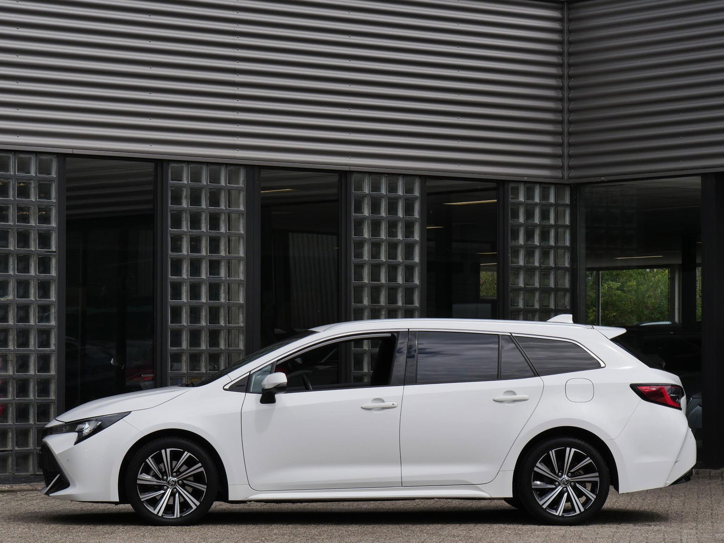 Toyota Corolla Touring Sports 2.0 HYBRID BUSINESS PLUS/ PDC V+A/ KEYLESS/ CARPLAY