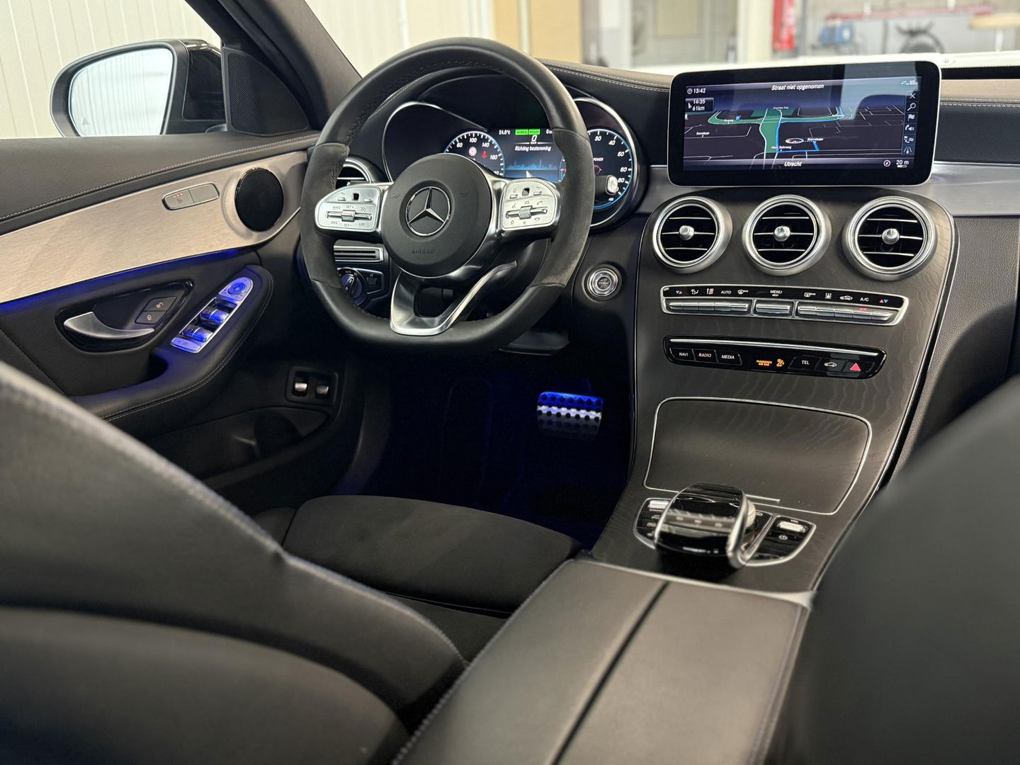 Mercedes-Benz C-Klasse 300 e Bus. Sol. AMG Limited SOH95%|Pano|360CAM|Sfeer|Multibeam Led|Sound system