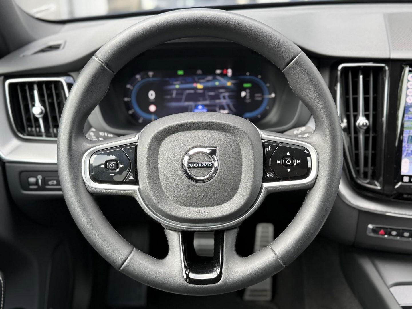 Volvo XC60 2.0 T6 340PK Plug-in hybrid AWD R-Design Facelift|Pano|H&K|Trekhaak|AutoPilot|20"