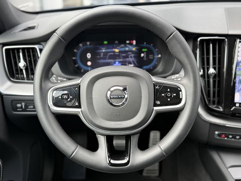 Volvo XC60 2.0 T6 340PK Plug-in hybrid AWD R-Design Facelift|Pano|H&K|Trekhaak|AutoPilot|20"