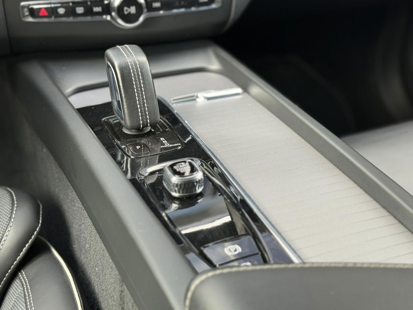 Volvo XC60 2.0 T6 340PK Plug-in hybrid AWD R-Design Facelift|Pano|H&K|Trekhaak|AutoPilot|20"