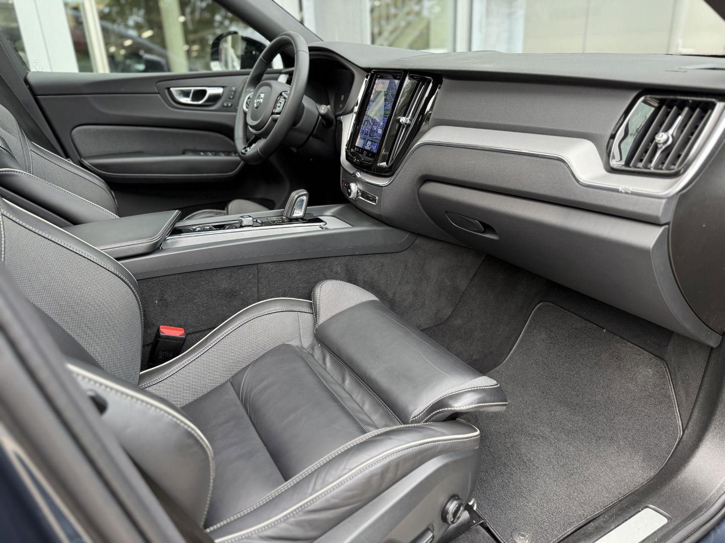 Volvo XC60 2.0 T6 340PK Plug-in hybrid AWD R-Design Facelift|Pano|H&K|Trekhaak|AutoPilot|20"