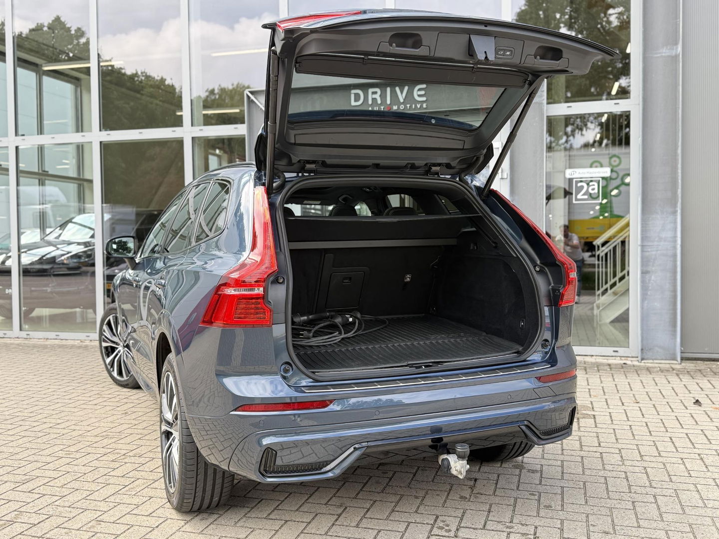 Volvo XC60 2.0 T6 340PK Plug-in hybrid AWD R-Design Facelift|Pano|H&K|Trekhaak|AutoPilot|20"