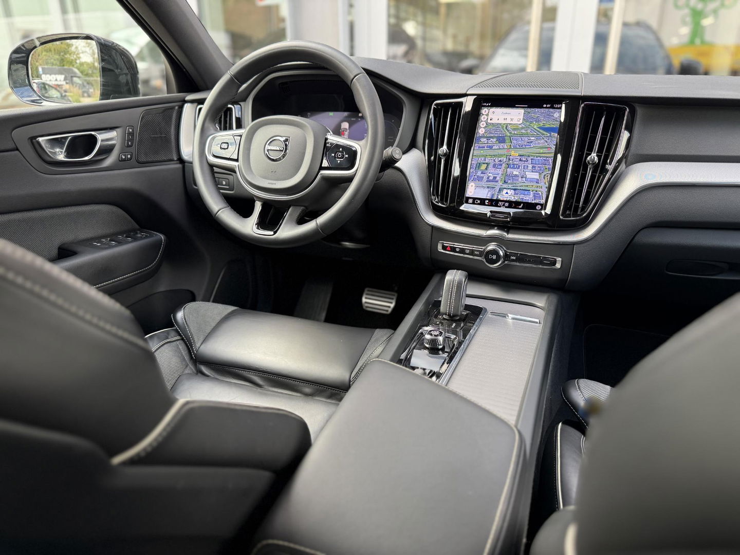 Volvo XC60 2.0 T6 340PK Plug-in hybrid AWD R-Design Facelift|Pano|H&K|Trekhaak|AutoPilot|20"