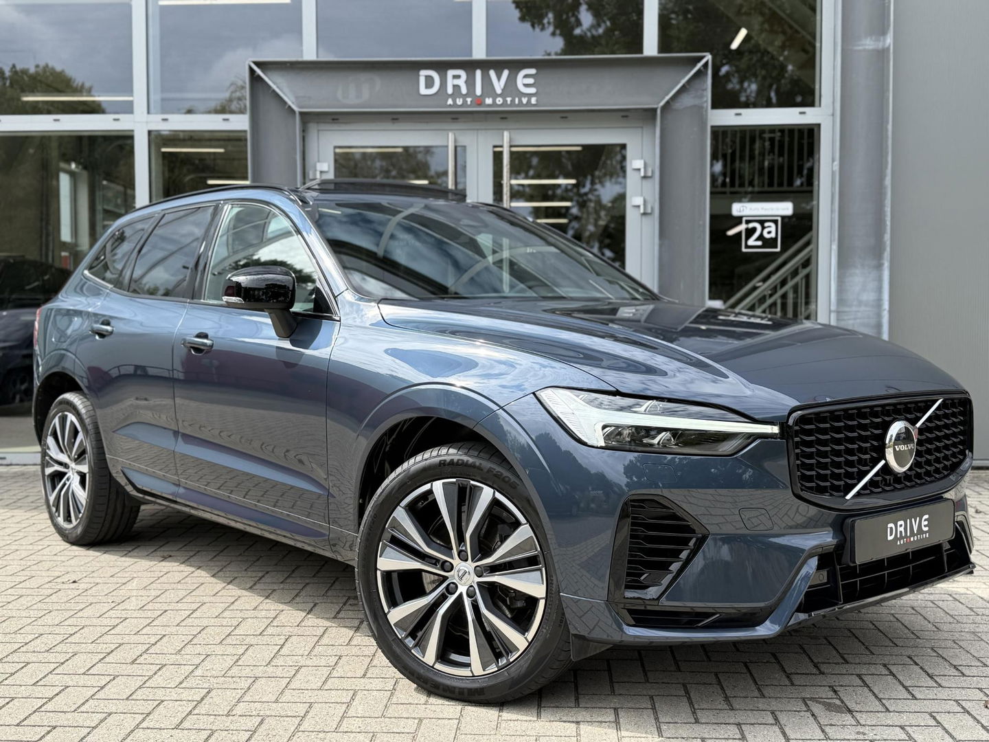 Volvo XC60 2.0 T6 340PK Plug-in hybrid AWD R-Design Facelift|Pano|H&K|Trekhaak|AutoPilot|20"