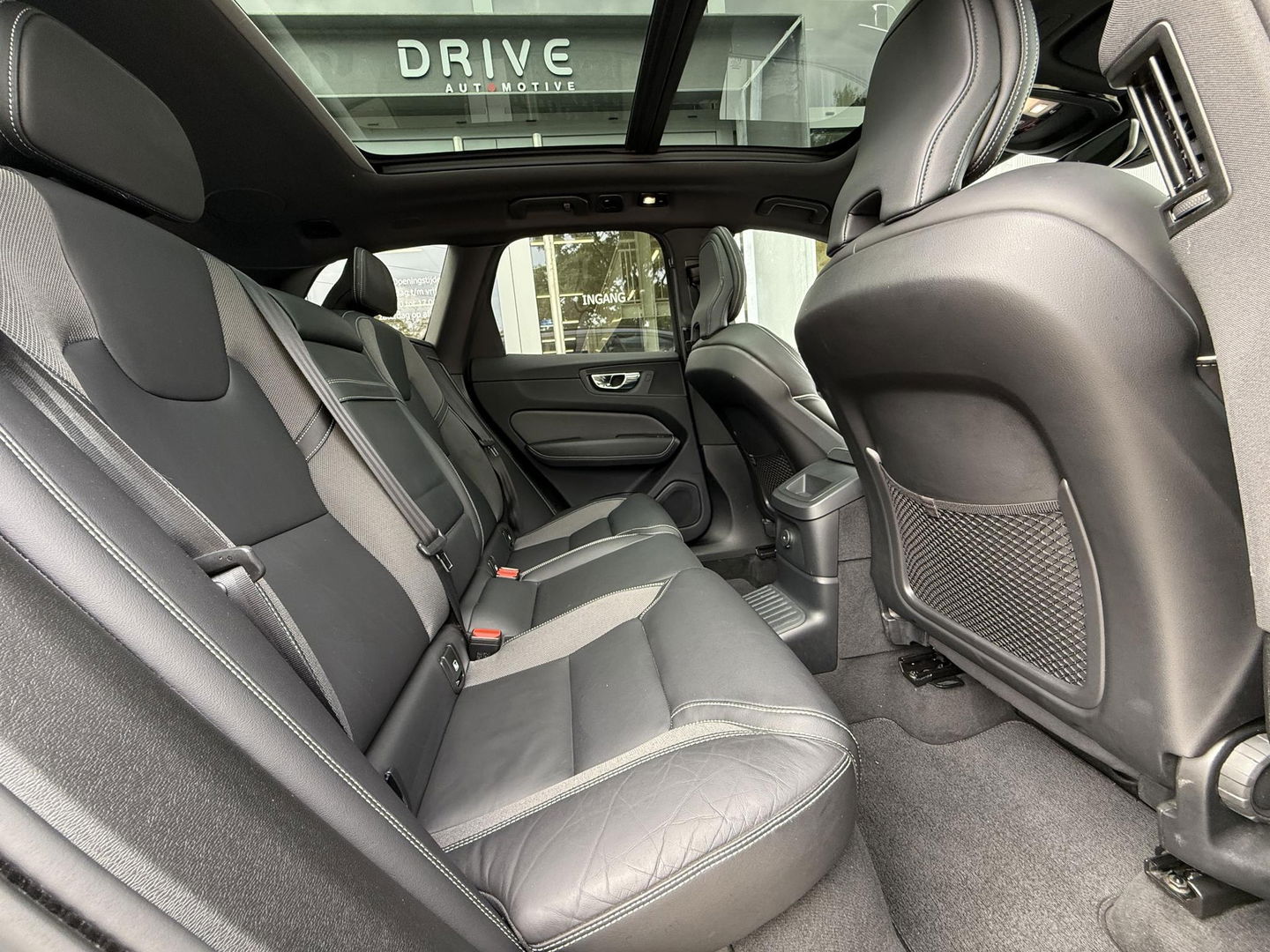 Volvo XC60 2.0 T6 340PK Plug-in hybrid AWD R-Design Facelift|Pano|H&K|Trekhaak|AutoPilot|20"