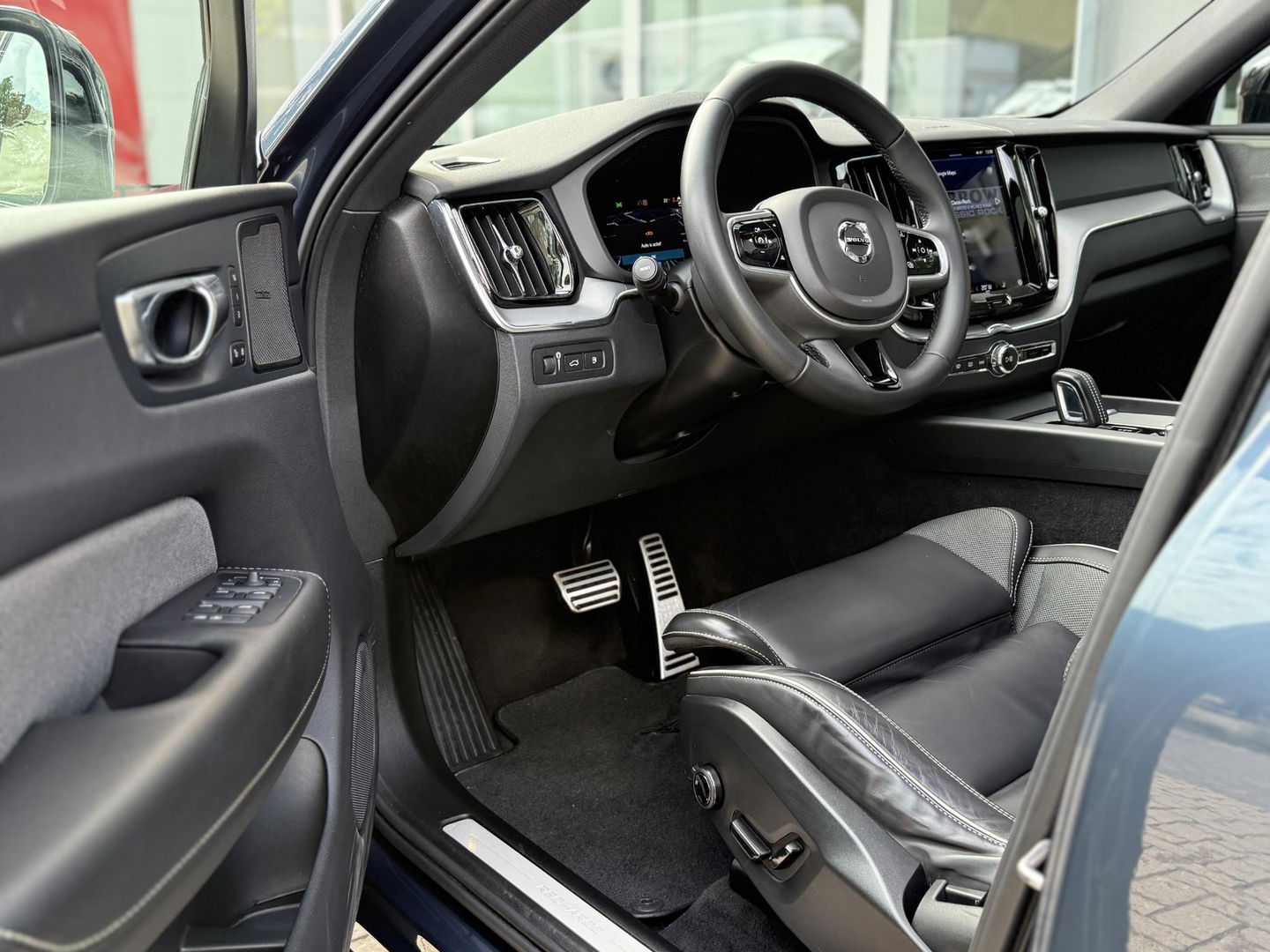 Volvo XC60 2.0 T6 340PK Plug-in hybrid AWD R-Design Facelift|Pano|H&K|Trekhaak|AutoPilot|20"