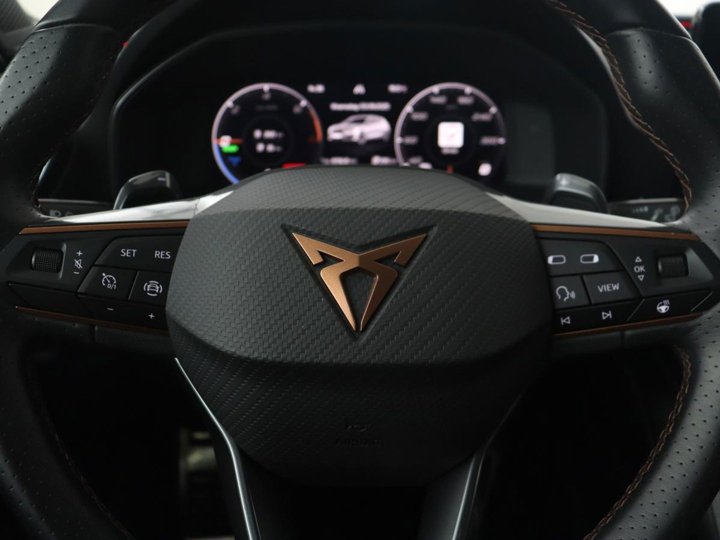 CUPRA Leon 1.4 eHybrid | 245pk | Stoel & stuurverwarming | Carplay | Memory | Sfeerverlichting | Parkeerhulp | Navigatie | Keyless | Full LED | Sportstoelen | Magnetic Tech Matt | PHEV | Plug In