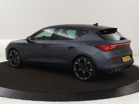 CUPRA Leon 1.4 eHybrid | 245pk | Stoel & stuurverwarming | Carplay | Memory | Sfeerverlichting | Parkeerhulp | Navigatie | Keyless | Full LED | Sportstoelen | Magnetic Tech Matt | PHEV | Plug In