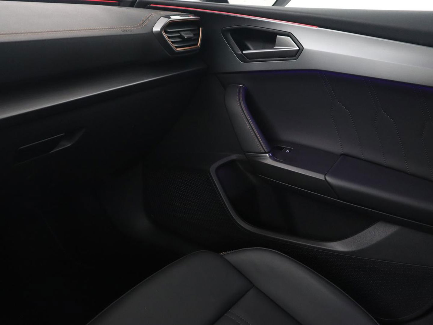 CUPRA Leon 1.4 eHybrid | 245pk | Stoel & stuurverwarming | Carplay | Memory | Sfeerverlichting | Parkeerhulp | Navigatie | Keyless | Full LED | Sportstoelen | Magnetic Tech Matt | PHEV | Plug In