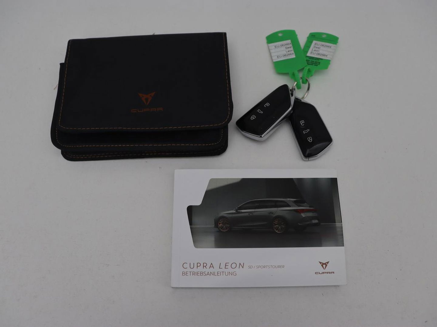 CUPRA Leon 1.4 eHybrid | 245pk | Stoel & stuurverwarming | Carplay | Memory | Sfeerverlichting | Parkeerhulp | Navigatie | Keyless | Full LED | Sportstoelen | Magnetic Tech Matt | PHEV | Plug In