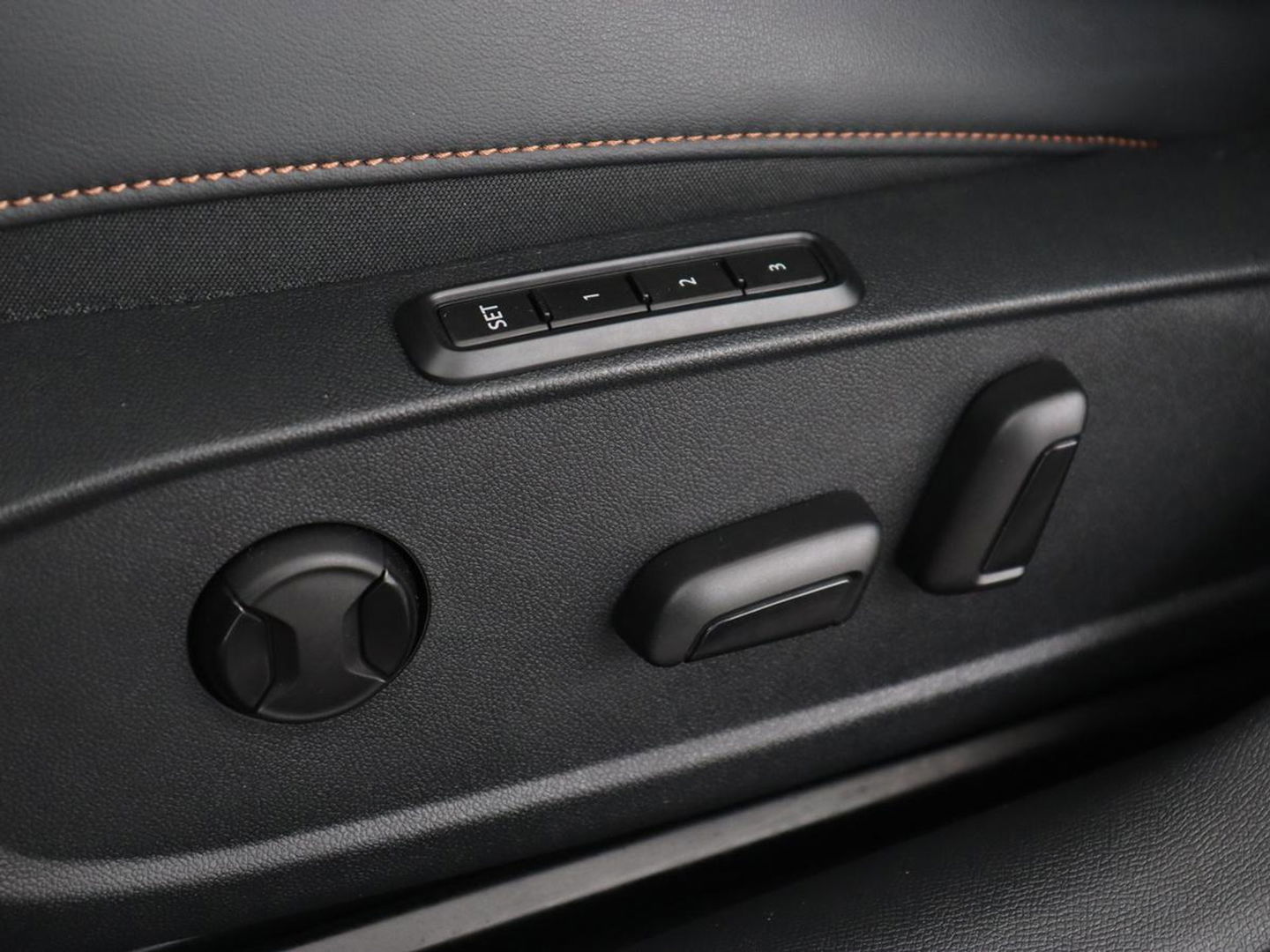 CUPRA Leon 1.4 eHybrid | 245pk | Stoel & stuurverwarming | Carplay | Memory | Sfeerverlichting | Parkeerhulp | Navigatie | Keyless | Full LED | Sportstoelen | Magnetic Tech Matt | PHEV | Plug In