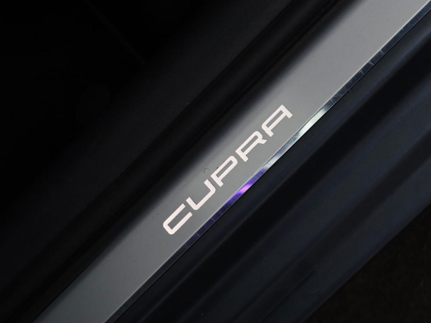 CUPRA Leon 1.4 eHybrid | 245pk | Stoel & stuurverwarming | Carplay | Memory | Sfeerverlichting | Parkeerhulp | Navigatie | Keyless | Full LED | Sportstoelen | Magnetic Tech Matt | PHEV | Plug In