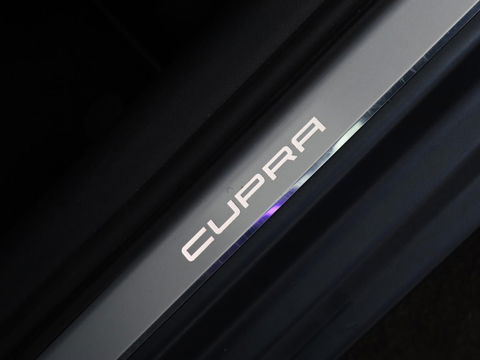 CUPRA Leon 1.4 eHybrid | 245pk | Stoel & stuurverwarming | Carplay | Memory | Sfeerverlichting | Parkeerhulp | Navigatie | Keyless | Full LED | Sportstoelen | Magnetic Tech Matt | PHEV | Plug In