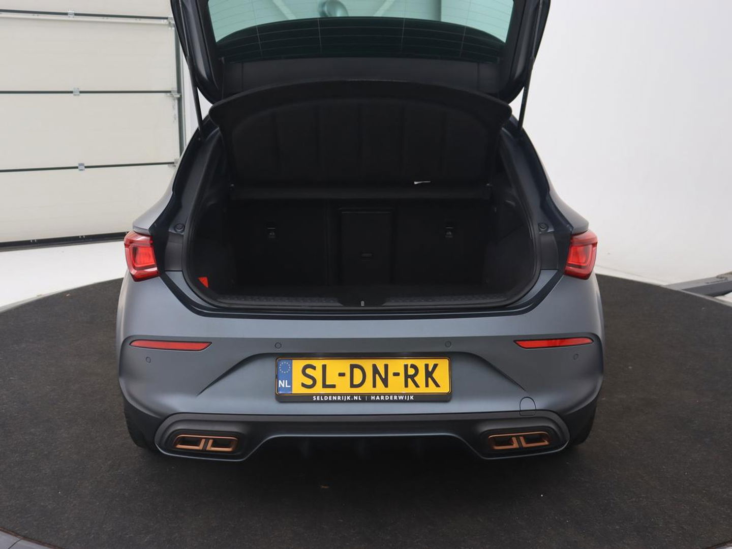 CUPRA Leon 1.4 eHybrid | 245pk | Stoel & stuurverwarming | Carplay | Memory | Sfeerverlichting | Parkeerhulp | Navigatie | Keyless | Full LED | Sportstoelen | Magnetic Tech Matt | PHEV | Plug In