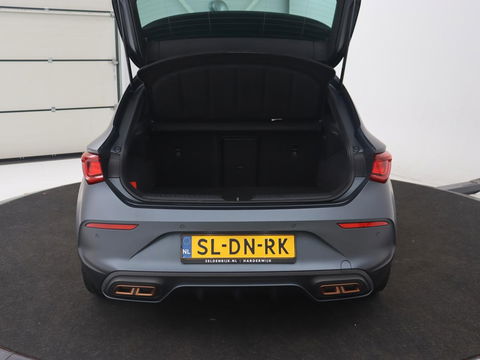 CUPRA Leon 1.4 eHybrid | 245pk | Stoel & stuurverwarming | Carplay | Memory | Sfeerverlichting | Parkeerhulp | Navigatie | Keyless | Full LED | Sportstoelen | Magnetic Tech Matt | PHEV | Plug In