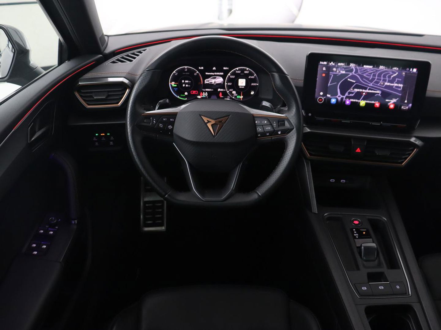 CUPRA Leon 1.4 eHybrid | 245pk | Stoel & stuurverwarming | Carplay | Memory | Sfeerverlichting | Parkeerhulp | Navigatie | Keyless | Full LED | Sportstoelen | Magnetic Tech Matt | PHEV | Plug In