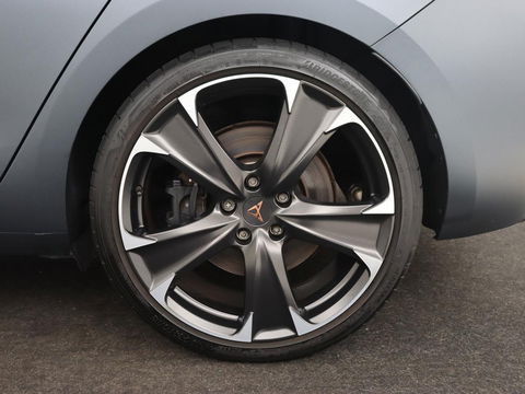 CUPRA Leon 1.4 eHybrid | 245pk | Stoel & stuurverwarming | Carplay | Memory | Sfeerverlichting | Parkeerhulp | Navigatie | Keyless | Full LED | Sportstoelen | Magnetic Tech Matt | PHEV | Plug In
