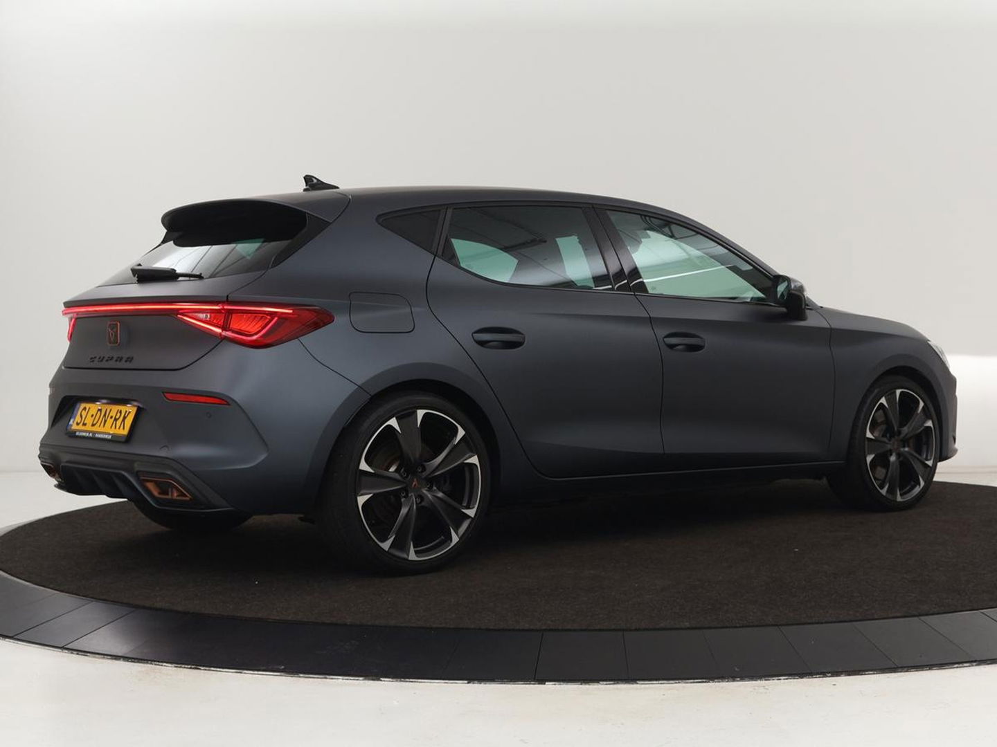 CUPRA Leon 1.4 eHybrid | 245pk | Stoel & stuurverwarming | Carplay | Memory | Sfeerverlichting | Parkeerhulp | Navigatie | Keyless | Full LED | Sportstoelen | Magnetic Tech Matt | PHEV | Plug In