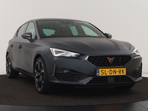 CUPRA Leon 1.4 eHybrid | 245pk | Stoel & stuurverwarming | Carplay | Memory | Sfeerverlichting | Parkeerhulp | Navigatie | Keyless | Full LED | Sportstoelen | Magnetic Tech Matt | PHEV | Plug In
