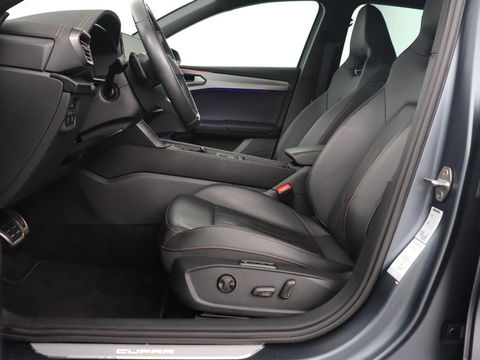 CUPRA Leon 1.4 eHybrid | 245pk | Stoel & stuurverwarming | Carplay | Memory | Sfeerverlichting | Parkeerhulp | Navigatie | Keyless | Full LED | Sportstoelen | Magnetic Tech Matt | PHEV | Plug In