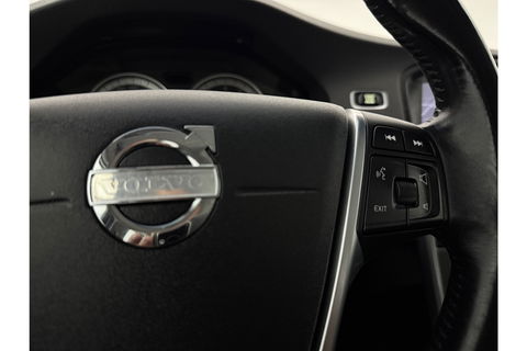 Volvo V60 1.6 T3 Momentum Cruisecontrol | Parkeersensoren | Navigatie | Clima | 17"LMV