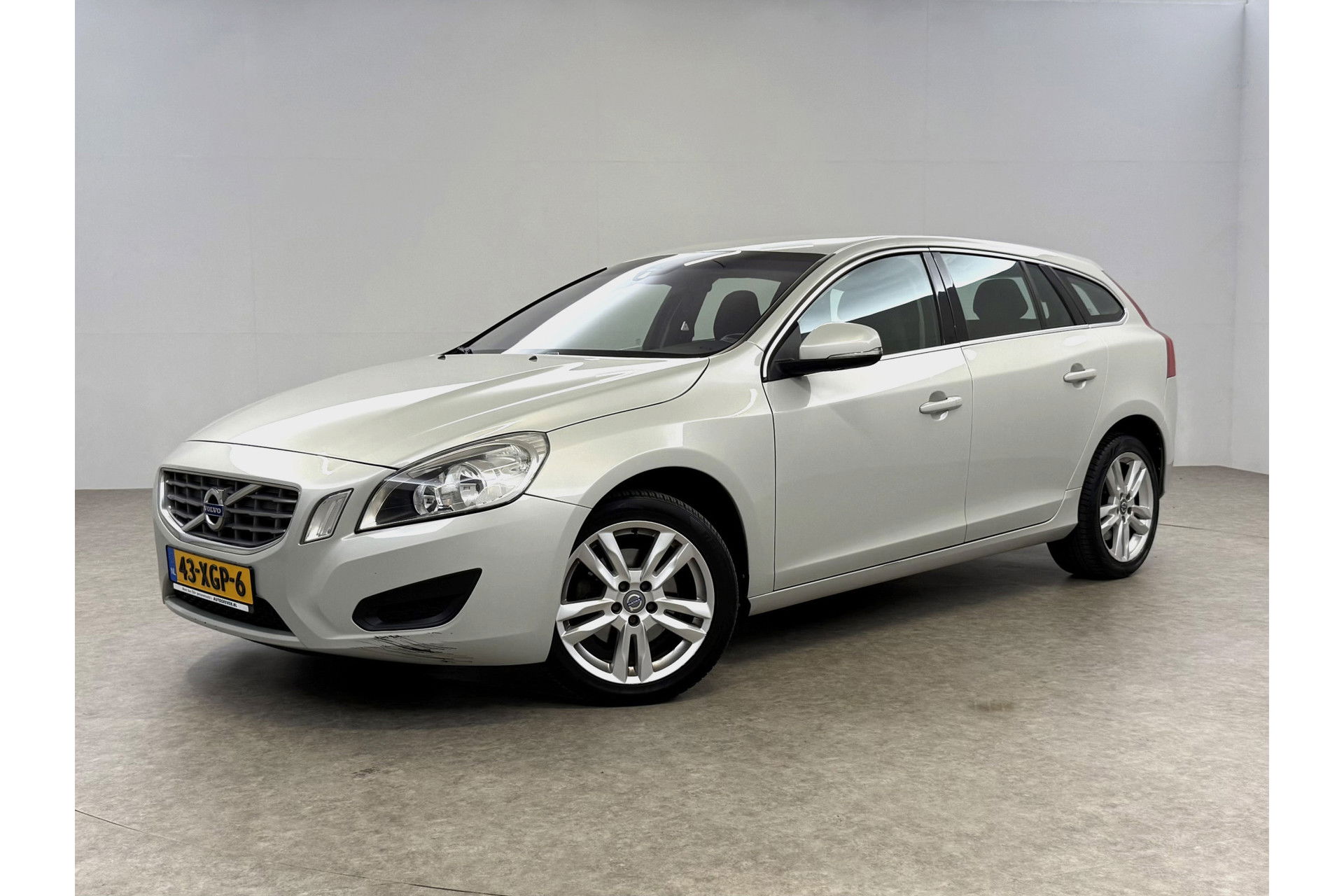 Volvo V60 1.6 T3 Momentum Cruisecontrol | Parkeersensoren | Navigatie | Clima | 17"LMV