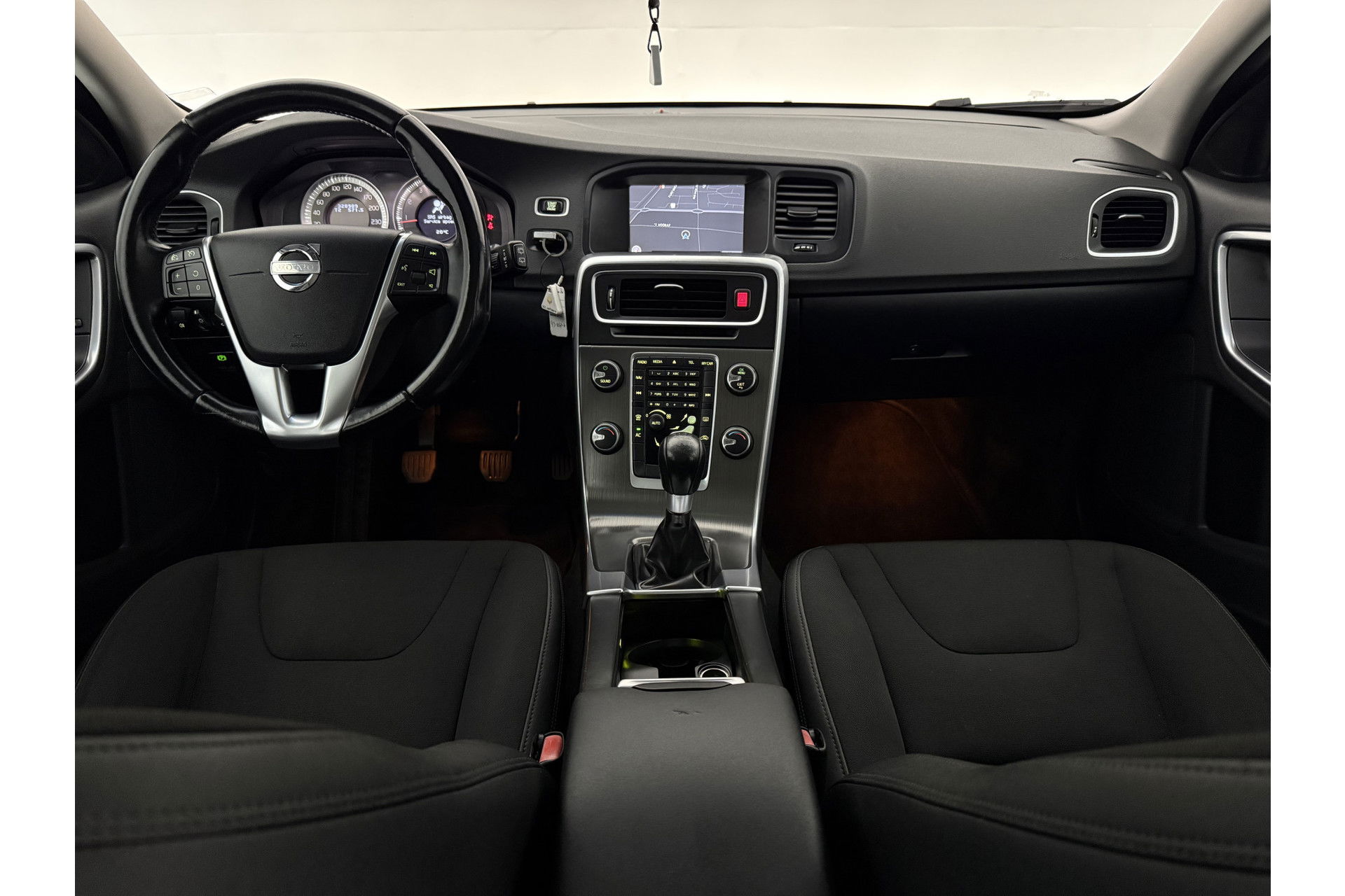 Volvo V60 1.6 T3 Momentum Cruisecontrol | Parkeersensoren | Navigatie | Clima | 17"LMV