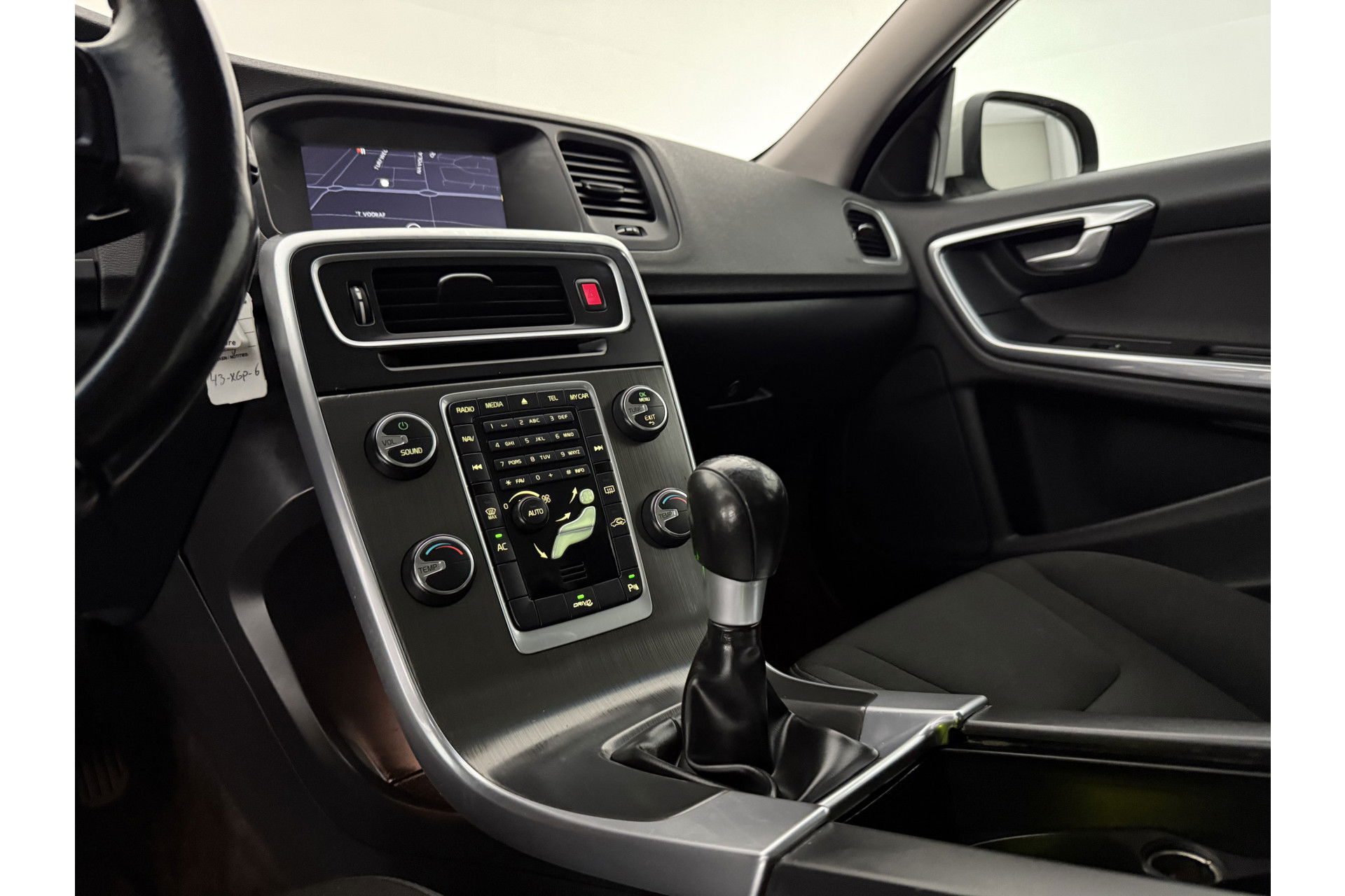 Volvo V60 1.6 T3 Momentum Cruisecontrol | Parkeersensoren | Navigatie | Clima | 17"LMV