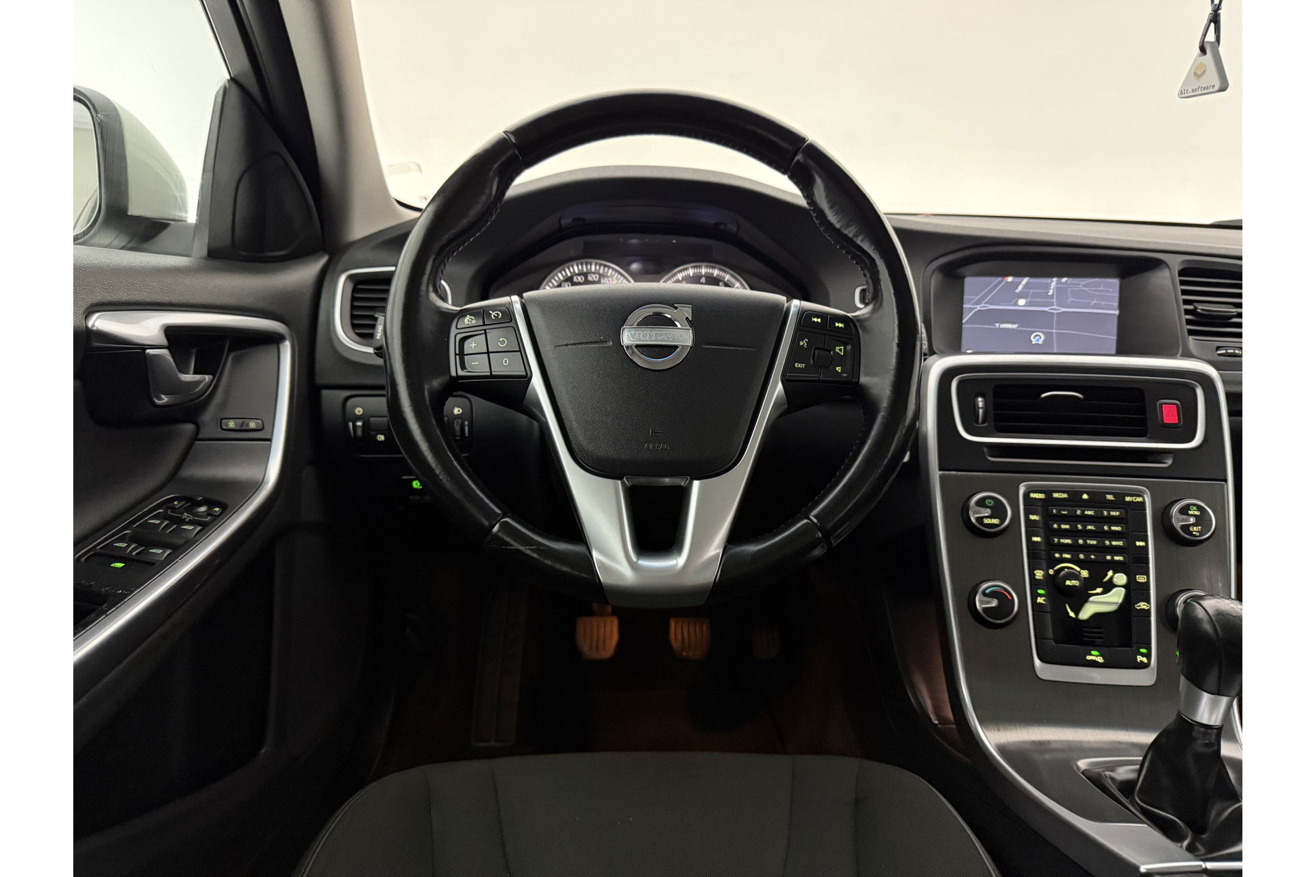 Volvo V60 1.6 T3 Momentum Cruisecontrol | Parkeersensoren | Navigatie | Clima | 17"LMV