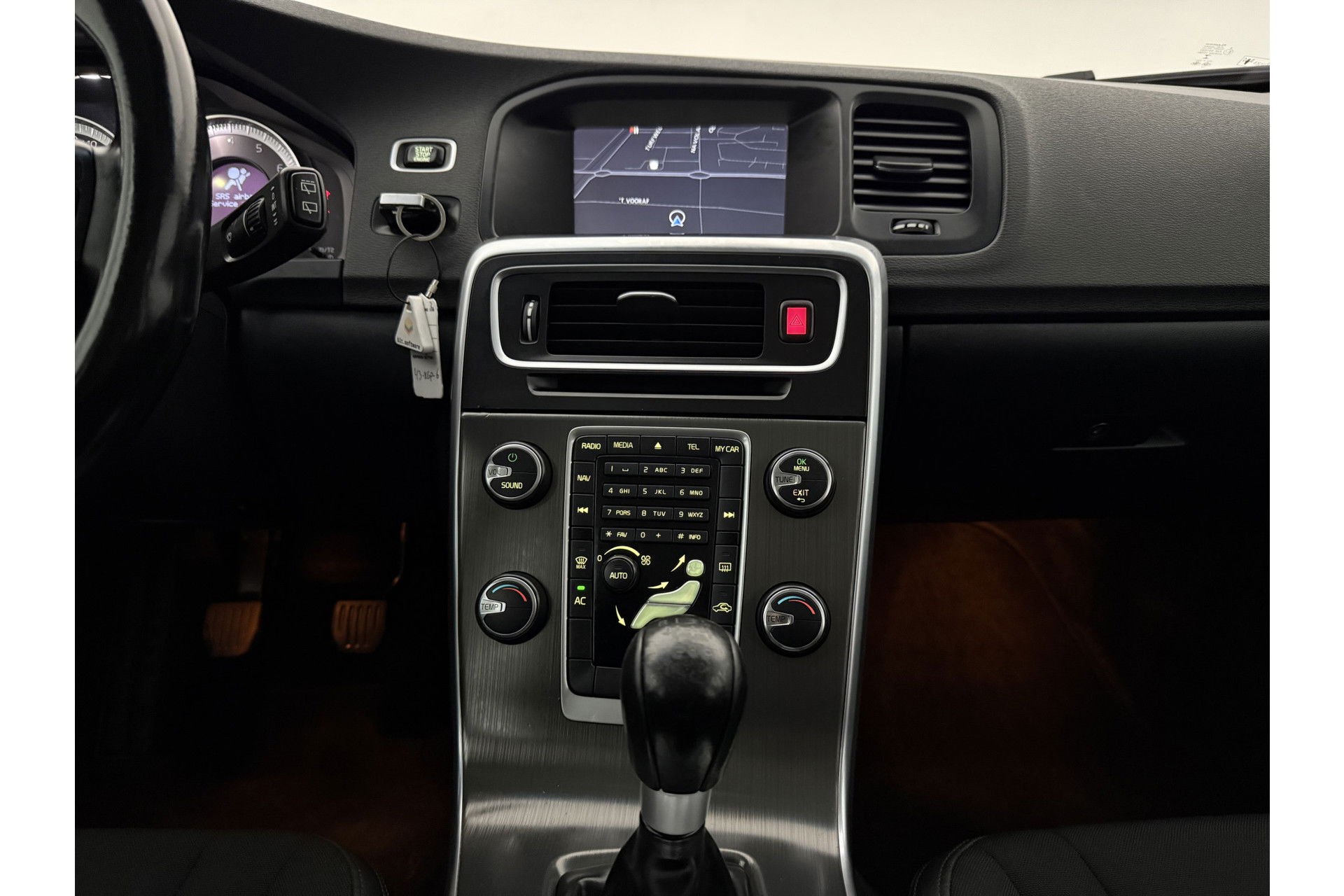 Volvo V60 1.6 T3 Momentum Cruisecontrol | Parkeersensoren | Navigatie | Clima | 17"LMV