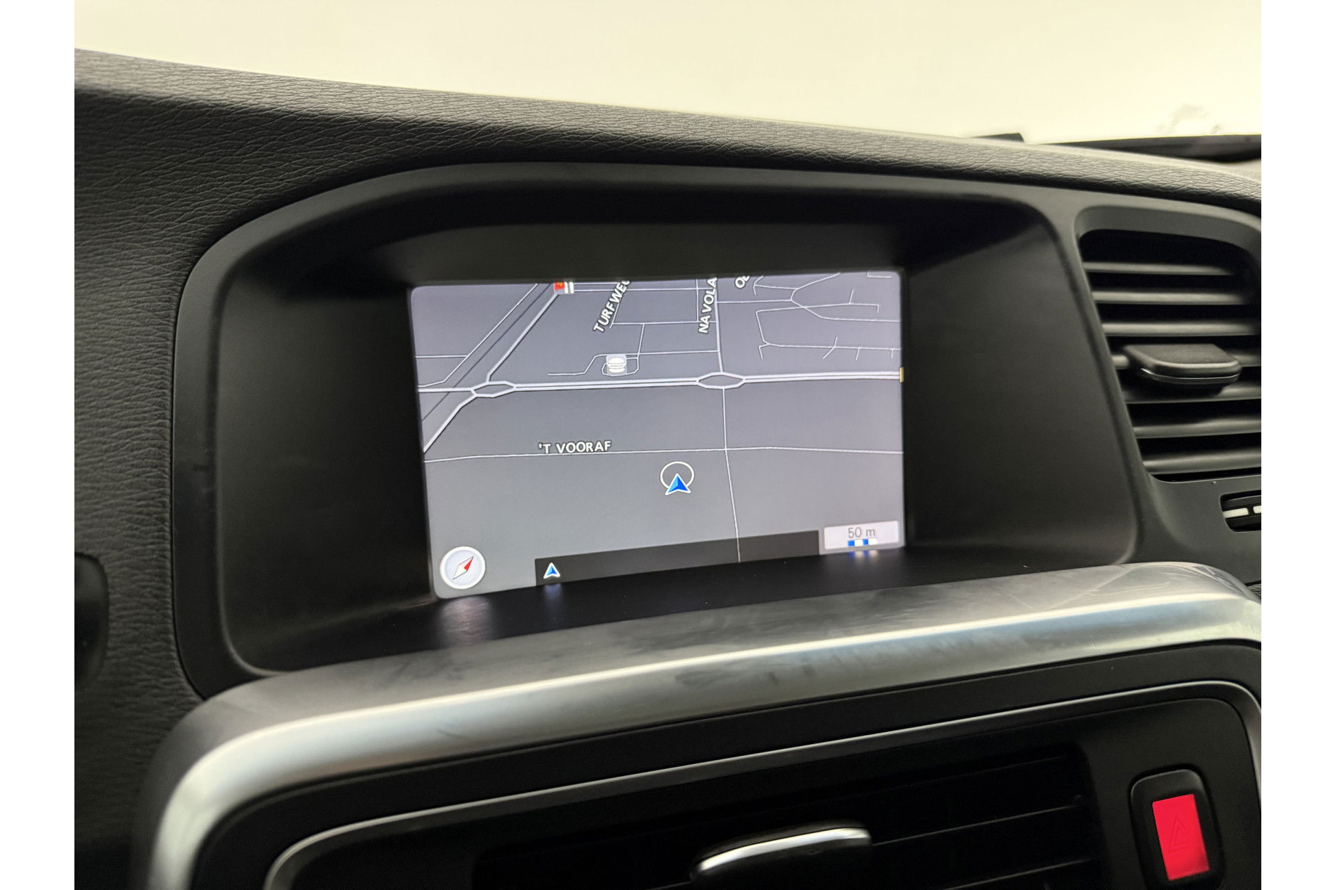 Volvo V60 1.6 T3 Momentum Cruisecontrol | Parkeersensoren | Navigatie | Clima | 17"LMV
