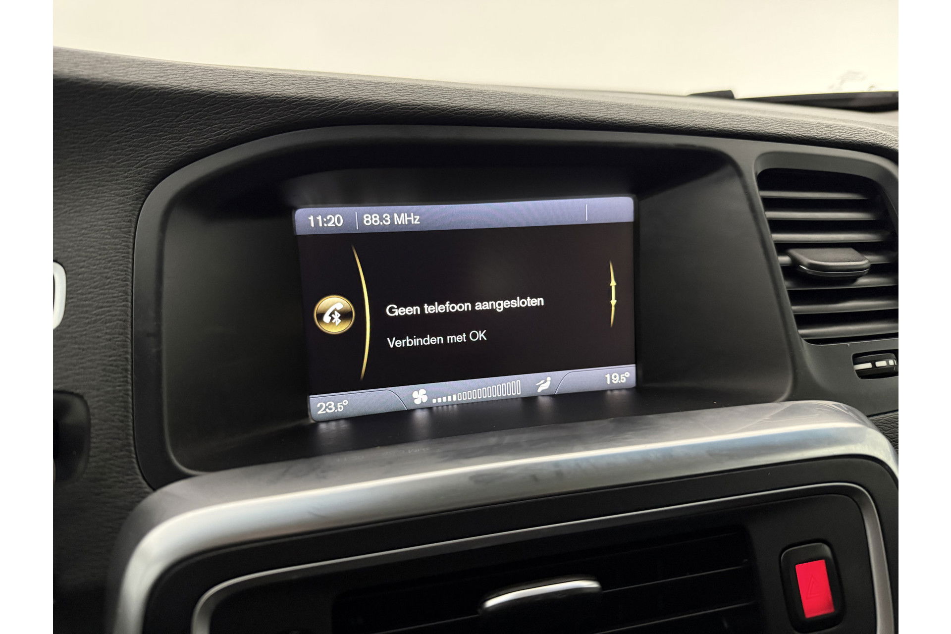 Volvo V60 1.6 T3 Momentum Cruisecontrol | Parkeersensoren | Navigatie | Clima | 17"LMV