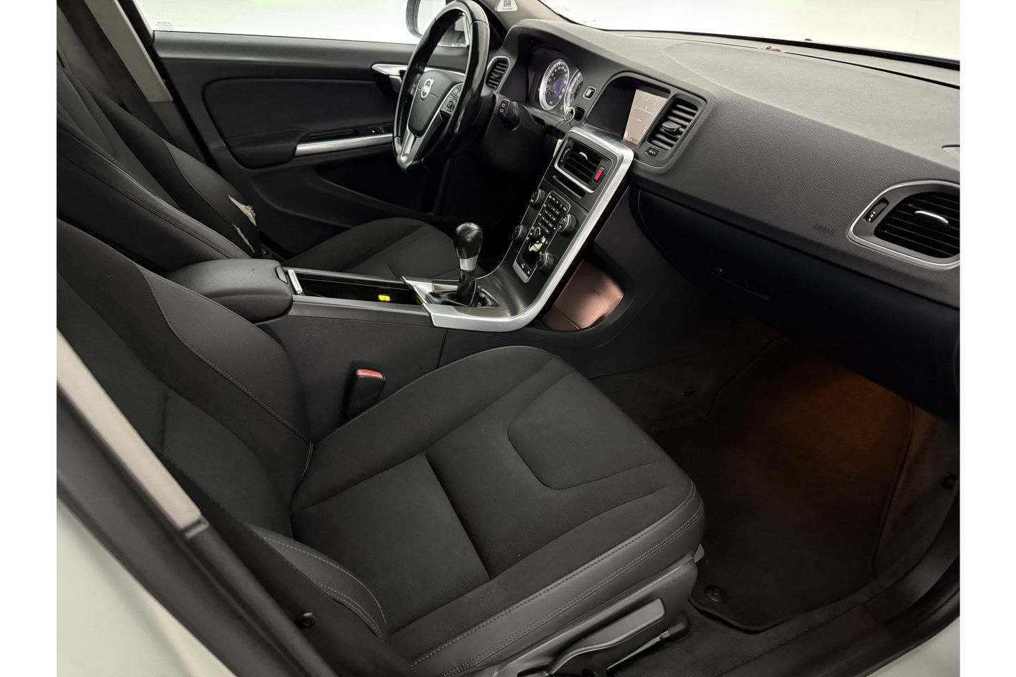 Volvo V60 1.6 T3 Momentum Cruisecontrol | Parkeersensoren | Navigatie | Clima | 17"LMV