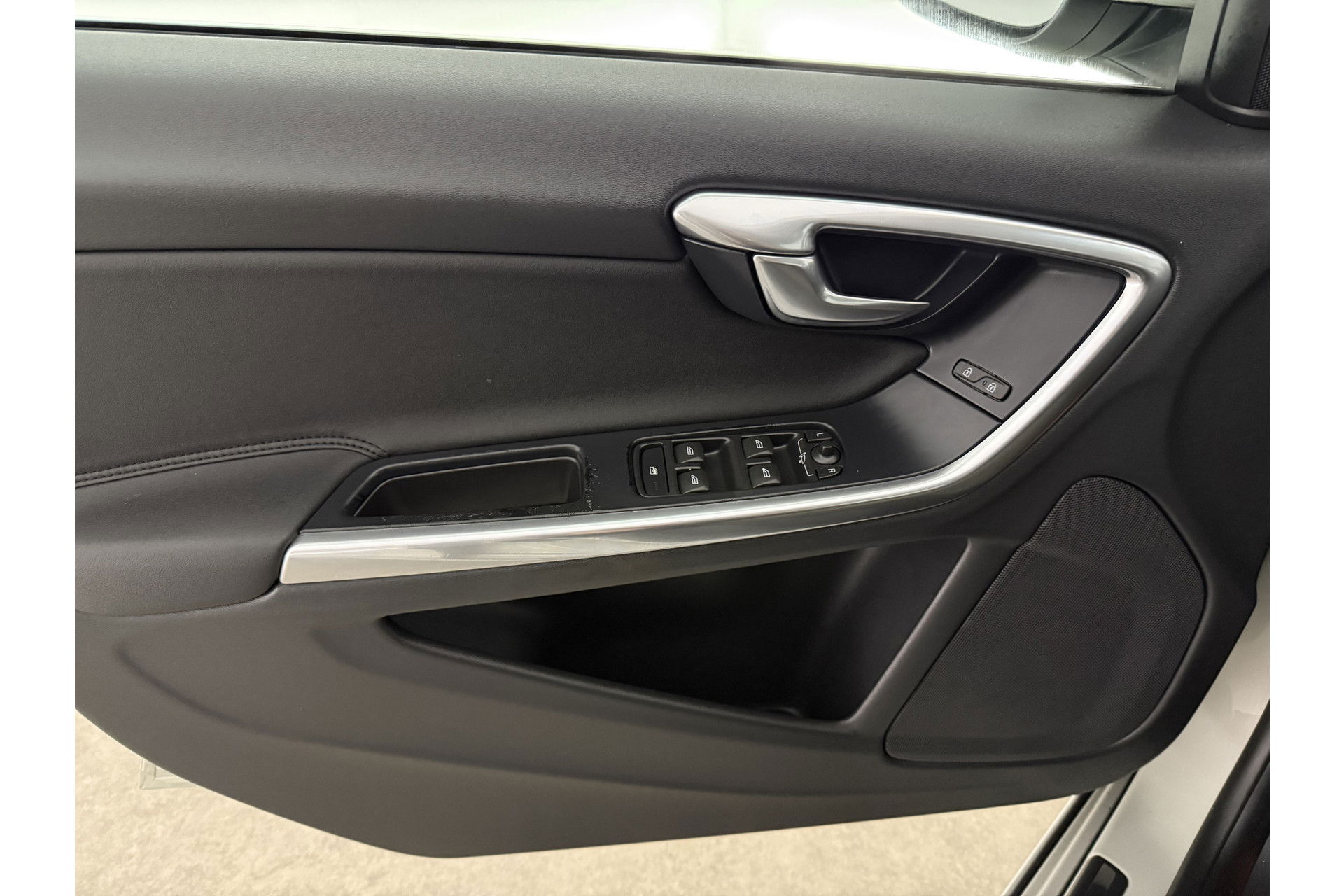 Volvo V60 1.6 T3 Momentum Cruisecontrol | Parkeersensoren | Navigatie | Clima | 17"LMV
