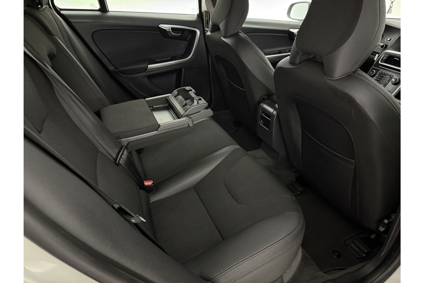 Volvo V60 1.6 T3 Momentum Cruisecontrol | Parkeersensoren | Navigatie | Clima | 17"LMV