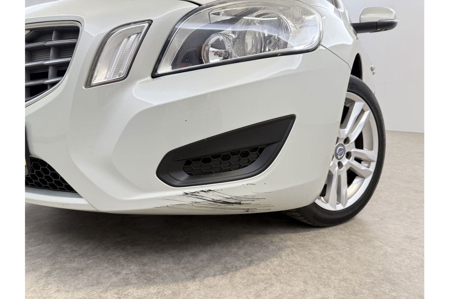 Volvo V60 1.6 T3 Momentum Cruisecontrol | Parkeersensoren | Navigatie | Clima | 17"LMV