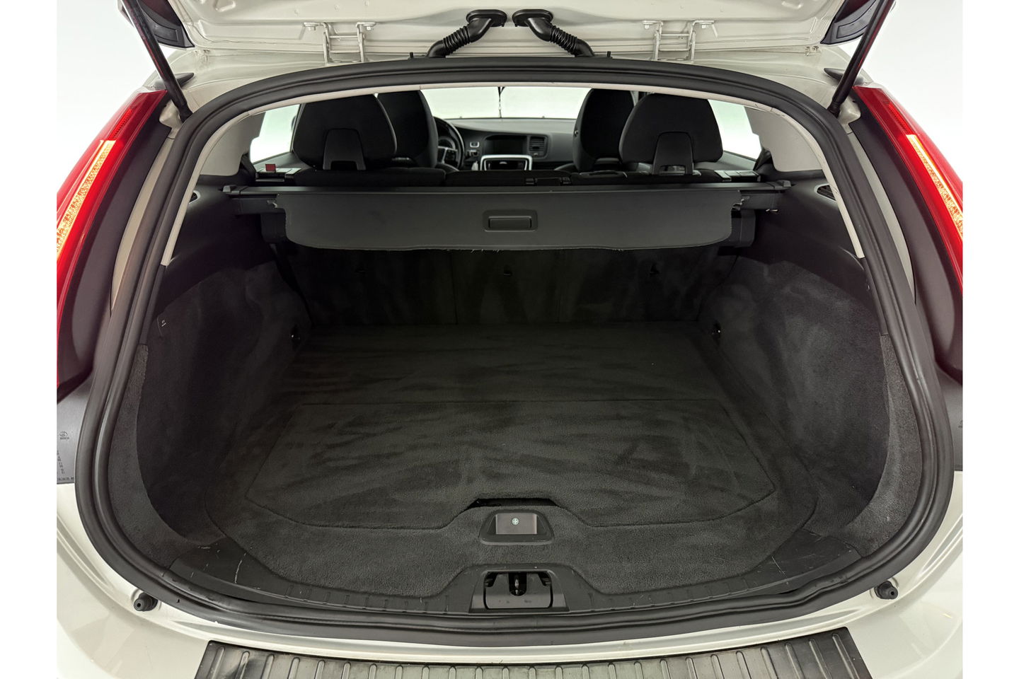 Volvo V60 1.6 T3 Momentum Cruisecontrol | Parkeersensoren | Navigatie | Clima | 17"LMV