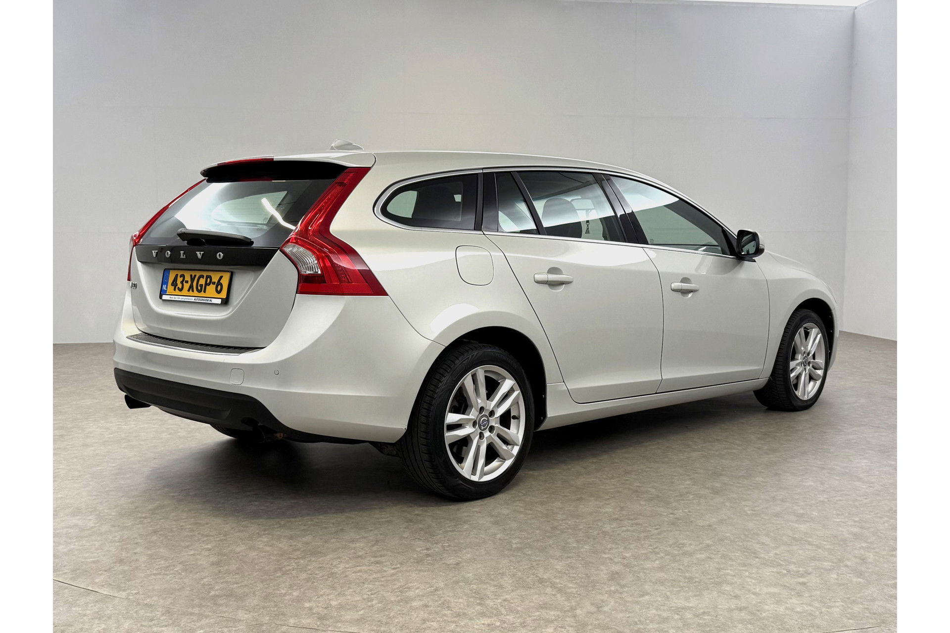 Volvo V60 1.6 T3 Momentum Cruisecontrol | Parkeersensoren | Navigatie | Clima | 17"LMV